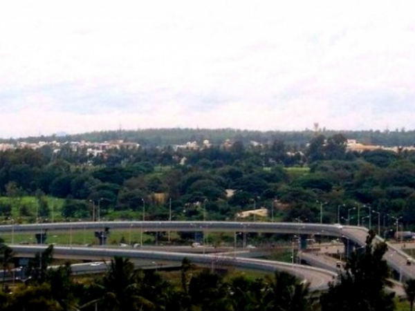 நகரத்தில் அமைந்துள்ள பெரிய பாலம்