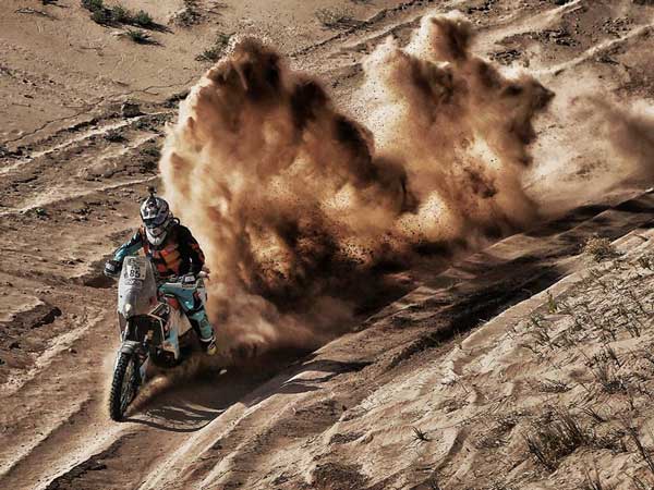 டோபி பிரைஸ் முன்னிலை;