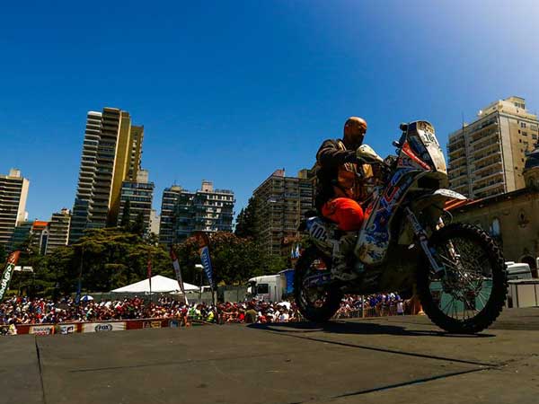 மோட்டார்சைக்கிள் பிரிவில் முன்னிலை;