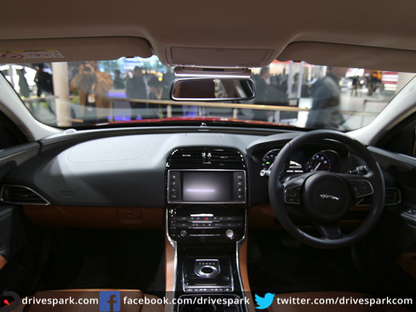 டிசைன் மற்றும் ஸ்டைலிங்;