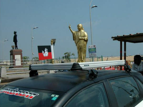 அம்மாவுக்கு காரில் சிலை