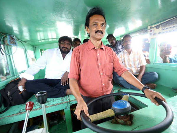 படகையும் ஒரு கை பார்த்தார்