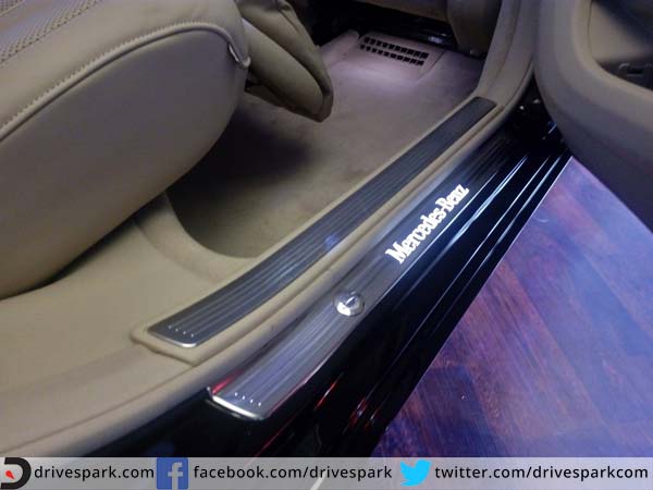 காரின் அடிபாகம்;