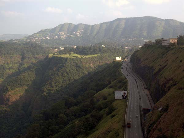 03. மும்பை- புனே எக்ஸ்பிரஸ் வே