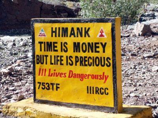 சிந்தனையை தூண்டும் சாலை எச்சரிக்கை பலகைகள்!