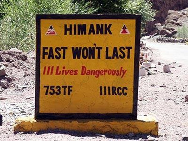 சிந்தனையை தூண்டும் சாலை எச்சரிக்கை பலகைகள்!