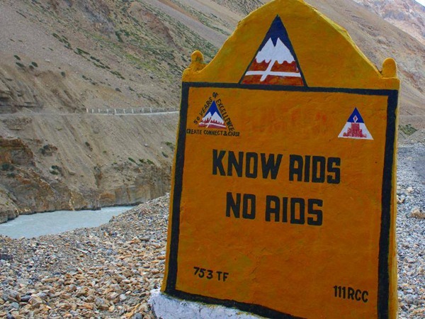 சிந்தனையை தூண்டும் சாலை எச்சரிக்கை பலகைகள்!