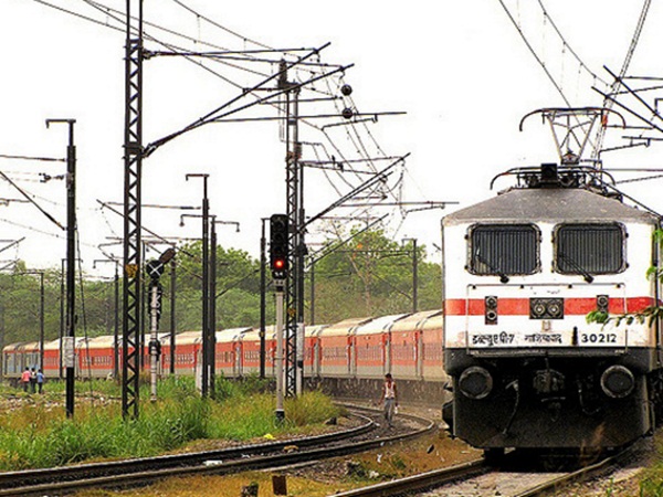 03. புதுடெல்லி- மும்பை ராஜ்தானி எக்ஸ்பிரஸ்