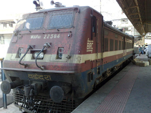 அதிவேகத்தால் விபத்து