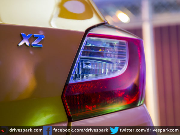 சிறப்பு அம்சங்கள் - 1;