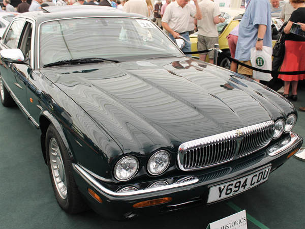 கார்களுடன் இங்கிலாந்து ராணி எலிசபெத் - கூடுதல் படங்கள்