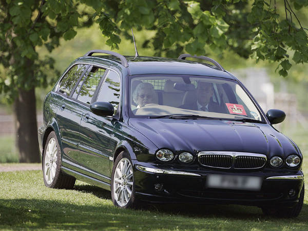 கார்களுடன் இங்கிலாந்து ராணி எலிசபெத் - கூடுதல் படங்கள்