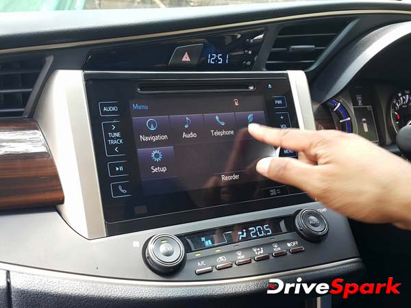 புதிய இன்னோவா காரின் பிரத்யேக படங்கள்!