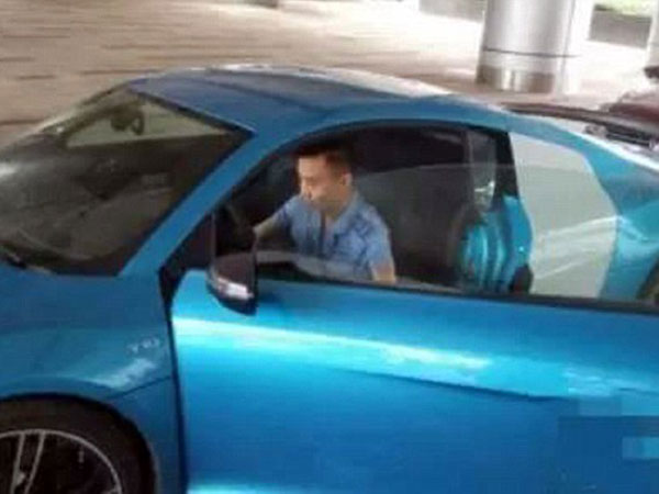  இரண்டு கார்கள்