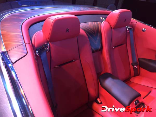 உறுதியான 4-சீட் கன்வெர்டிபிள்;