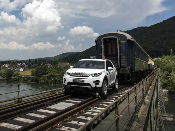 land-rover-discovery-sport-pulls-100-ton-train-in-switzerland
