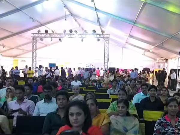  குவிந்த வாடிக்கையாளர்கள்