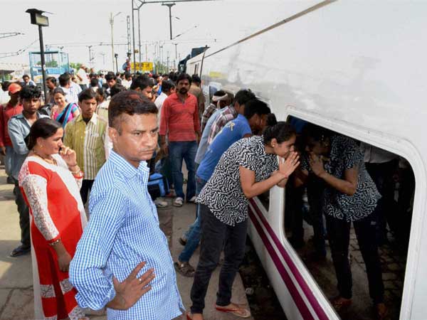 மணல் மூட்டைகளுடன் 180 கிமீ வேகத்தில் பறந்த டால்கோ ரயில்... 