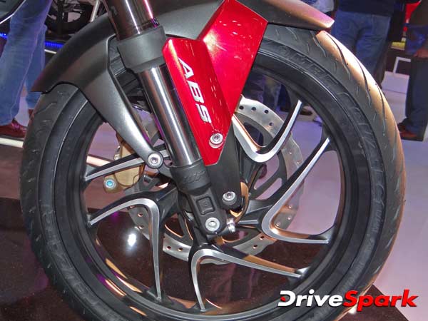 பஜாஜ் பல்சர் சிஎஸ்400 - கூடுதல் படங்கள்