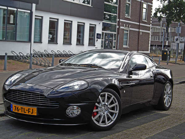 சொந்தமாக அஸ்டன் மார்ட்டின்