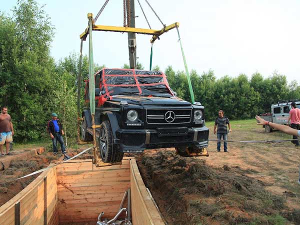 குழிக்குள் பதுங்கிய மெர்சிடிஸ் எஸ்யூவி!