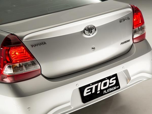 டொயோட்டா எட்டியோஸ் பிளாட்டினம் செடான் - கூடுதல் படங்கள்