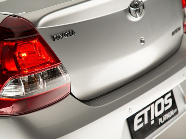 டொயோட்டா எட்டியோஸ் பிளாட்டினம் செடான் - கூடுதல் படங்கள்