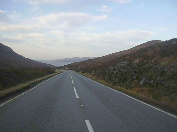 1) மத்தியில் உள்ள உடைந்த கோடுகள்;