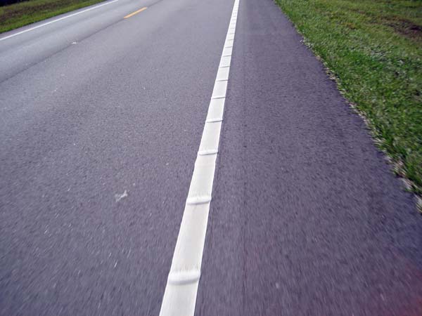 3. சாலைகளின் இரு ஓரங்களிலும் வெள்ளைக் கோடுகள்;