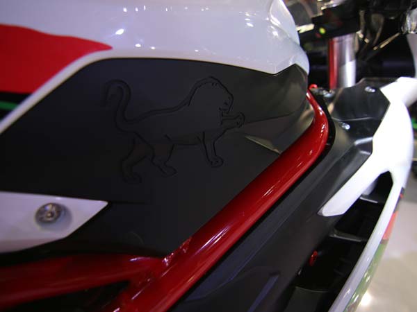 பெனெல்லி டொர்னேடோ 302 மோட்டார்சைக்கிள் - கூடுதல் படங்கள்