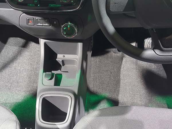 1.0 லிட்டர் இஞ்ஜின் உடைய ரெனோ க்விட் - கூடுதல் படங்கள்