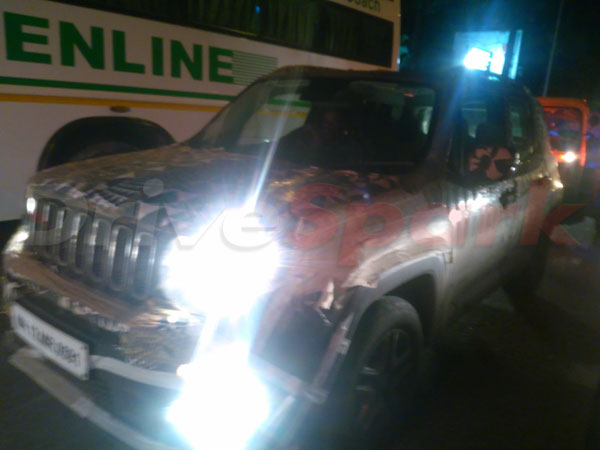 எமது கேமரா கண்ணில் சிக்கிய ஜீப் ரெனிகேட் எஸ்யூவி