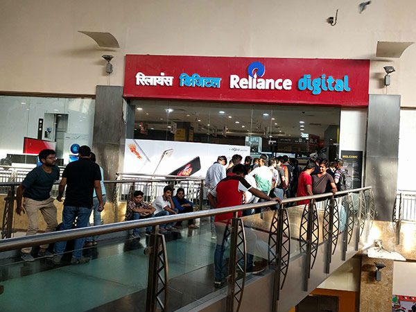 டாடா நானோவும், ரிலையன்ஸ் ஜியோவும்... நாமதான் உஷாரா இருக்கணும்... !!
