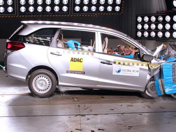  கிராஷ் டெஸ்ட்டில் 3 நட்சத்திர தர மதிப்பீடு பெற்ற ஹோண்டா மொபிலியோ கார்!