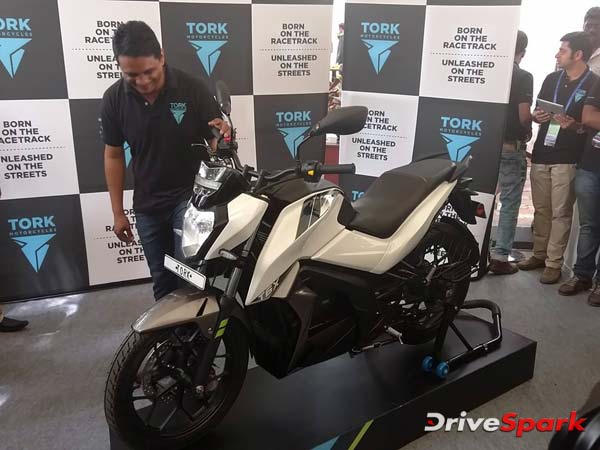 பேட்டரி;