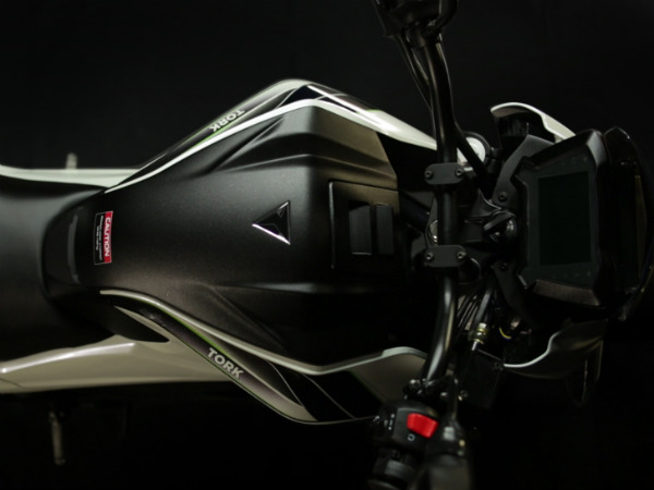 இந்தியாவின் முதல் எலக்ட்ரிக் பைக்கிற்கு ஆரவார வரவேற்பு! இந்தியாவின் முதல் எலக்ட்ரிக் பைக்கிற்கு ஆரவார வரவேற்பு!