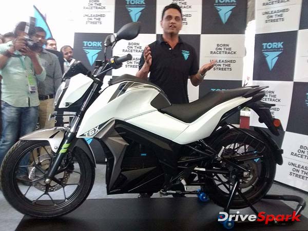 இந்தியாவின் முதல் எலக்ட்ரிக் பைக்கிற்கு ஆரவார வரவேற்பு! இந்தியாவின் முதல் எலக்ட்ரிக் பைக்கிற்கு ஆரவார வரவேற்பு!