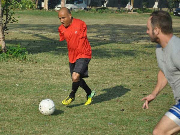 இரண்டு கைகளும் இல்லாமல் கார் ஓட்டி அசத்தும் மாற்றுத்திறனாளி!!