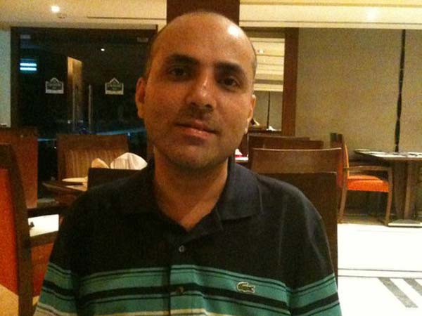 இரண்டு கைகளும் இல்லாமல் கார் ஓட்டி அசத்தும் மாற்றுத்திறனாளி!!