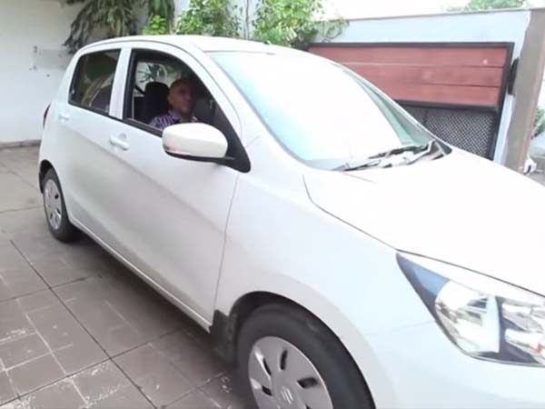 இரண்டு கைகளும் இல்லாமல் கார் ஓட்டி அசத்தும் மாற்றுத்திறனாளி!!