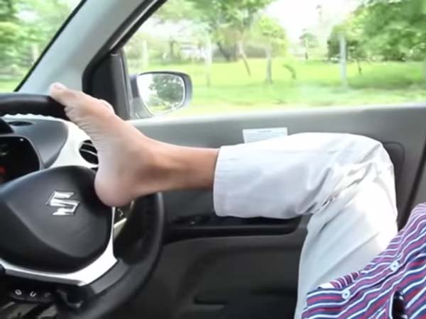 இரண்டு கைகளும் இல்லாமல் கார் ஓட்டி அசத்தும் மாற்றுத்திறனாளி!!