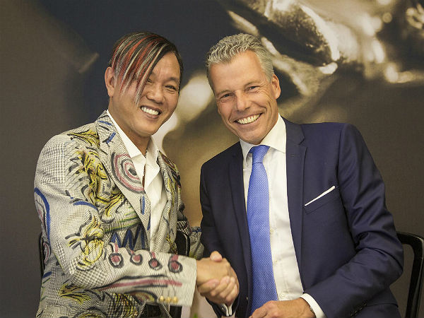 ஒரே நேரத்தில் 30 ரோல்ஸ்ராய்ஸ் கார்கள் டெலிவிரி!