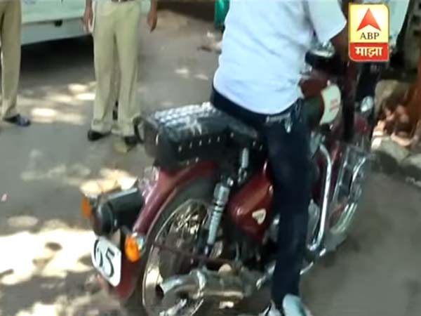 துப்பாக்கி வெடிக்கும் சப்தத்துடன் சைலென்சர்... புல்லட்டை பறிமுதல் செய்த போலீசார்!