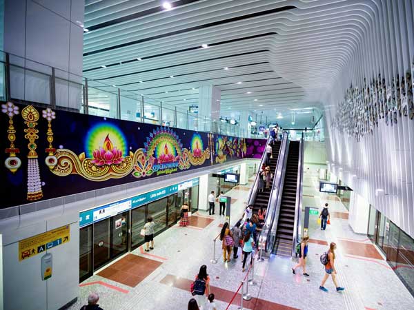 தீபாவளி வாழ்த்துடன் அலங்கரிக்கப்பட்ட சிங்கப்பூர் மெட்ரோ ரயில்!