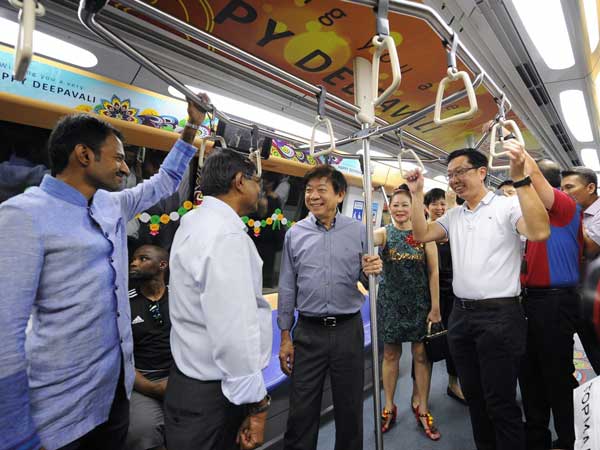 தீபாவளி வாழ்த்துடன் அலங்கரிக்கப்பட்ட சிங்கப்பூர் மெட்ரோ ரயில்!