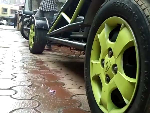  யூ- ட்யூப் வீடியோவை பார்த்தே சொந்தமாக கார் தயாரித்த மும்பை மாணவர்!