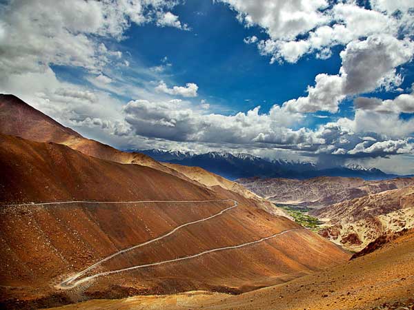  கயிறு மேல் நடப்பது போன்ற அனுபவத்தை தரும் இந்தியாவின் அபாயகரமான சாலைகள்!