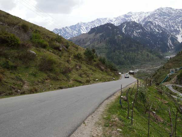  கயிறு மேல் நடப்பது போன்ற அனுபவத்தை தரும் இந்தியாவின் அபாயகரமான சாலைகள்!