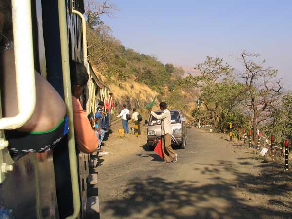  கயிறு மேல் நடப்பது போன்ற அனுபவத்தை தரும் இந்தியாவின் அபாயகரமான சாலைகள்!