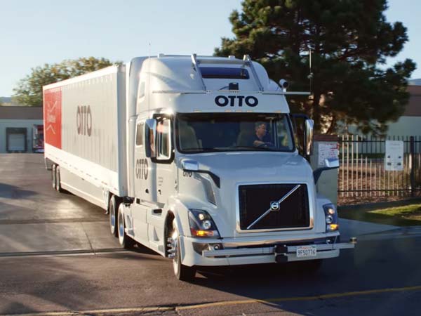 சரக்குகளை டெலிவிரி செய்த உலகின் முதல் டிரைவரில்லாமல் இயங்கும் டிரக்!